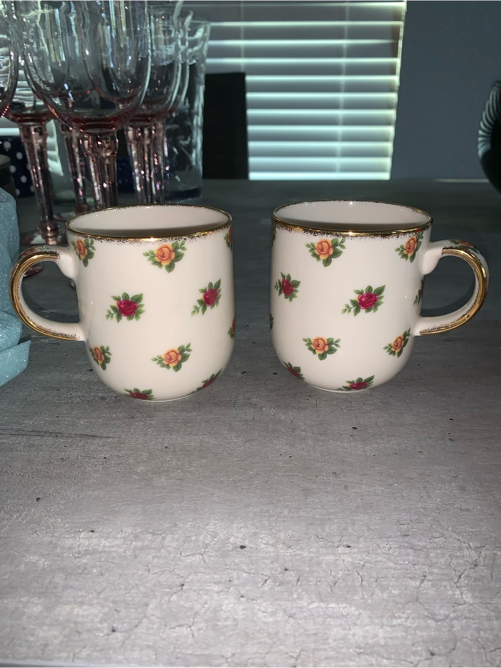 Set of 2 Royal Albert Old Country Roses Classic II Mugs – Vintage 1998